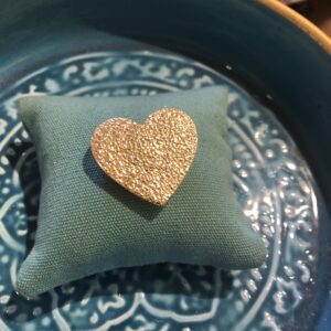 Broche en cuir coeur doré